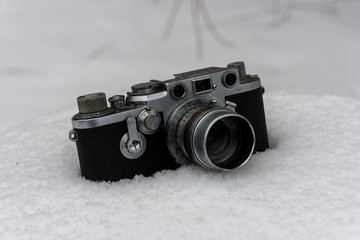 Alte Deutsche Analogkamera im Schnee