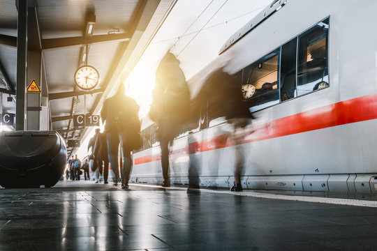 Menschen gehen auf dem Bahnsteig 