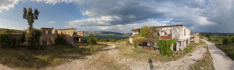 Fototapeta na wymiar abandoned village of Duboka in Bosnia