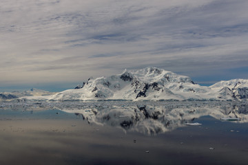 Fototapeta na wymiar Antarctic seascape with reflection