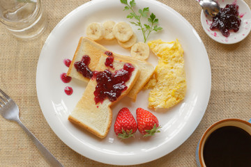 テーブルの上の軽食プレート