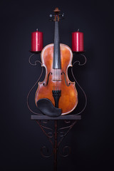 Violine und Kerzenständer