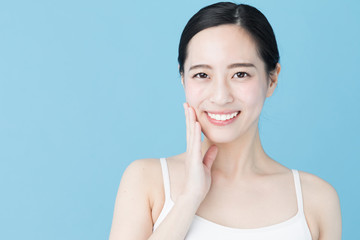 リップを持つ女性　ブルーバックイメージ