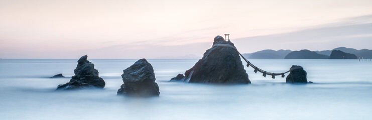 Obraz premium Meoto Iwa Wedded Rocks w Futaminoura, Ise Präfektur, Japonia