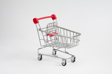 içi boş alışveriş arabası, sağ ön taraftan görünüm, beyaz arka plan, izole edilmiş,