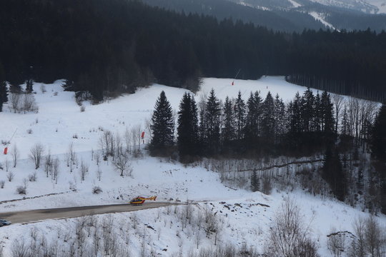 Auvergne-Rhone-Alpres - H&eacute;licopt&egrave;re pr&ecirc;t &agrave; d&eacute;coller