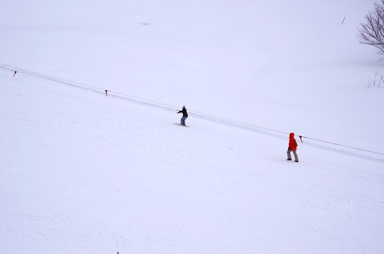 スキー場でスキーの練習をする人たち