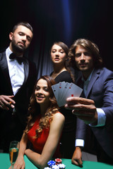 Obraz premium Upper class friends gambling in a casino.