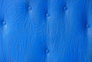 синяя кожаная текстура из куска старой обшивки с трещинами 