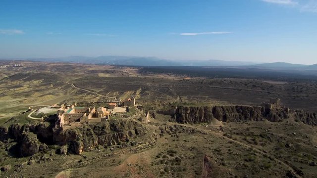 Villa de Moya, pueblo deshabitado de la provincia de Cuenca en Castilla la Mancha, España. Video aereo con Drone