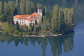 Fototapeta premium Kloster auf einer Insel im See Visovacko