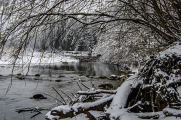 Fototapety  rzeka w zimowej szacie 
