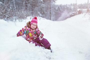 Fototapeta na wymiar the child fell into the snow
