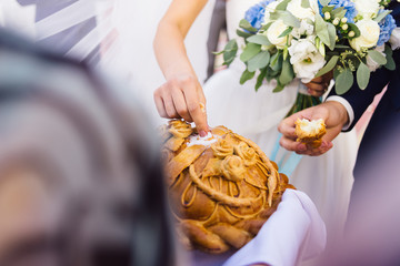wedding bread that the bridegroom and bride break with their own hands