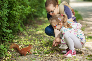 Mom shows daughter a squirrel © coffeemill