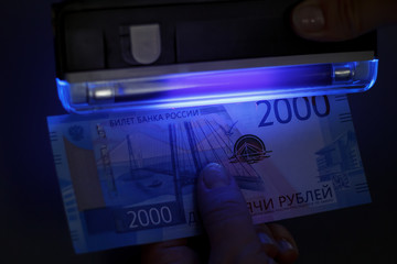 Checking of notes is two thousand rubles on a banknote detector