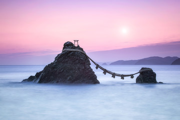 Obraz premium Meoto iwa poślubił skały w Futaminoura, Mie Präfektur, Japonia