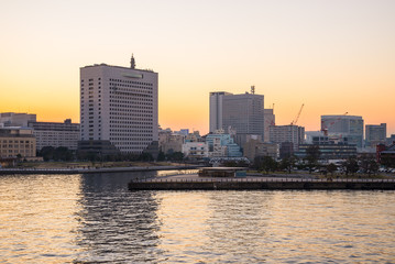 Fototapeta premium 横浜みなとみらい冬の夕焼けと都市風景４