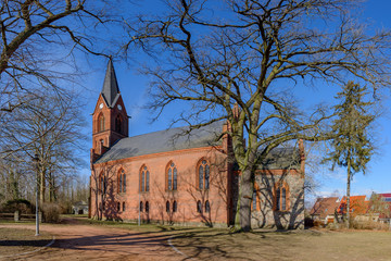 Denkmalgeschützte Stadtpfarrkirche St. Michael in Werneuchen. In den neugotische Backsteinbau...