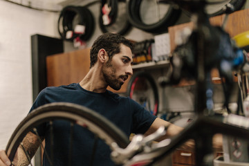 Obraz na płótnie Canvas Mechanic in a cycle repair shop