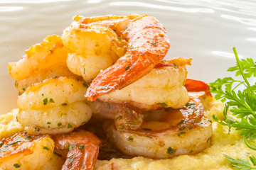 queues de gambas sautées et persillées sur polenta 