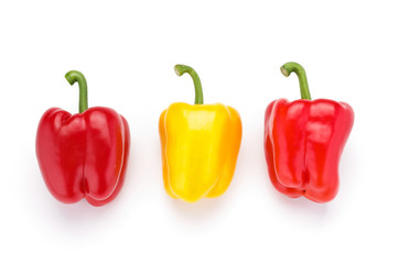 Peperoni su fondo bianco