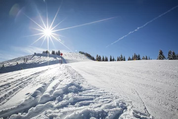 Plexiglas foto achterwand Ski slope in winter sunny day at the mountain ski resort of Alpbachtal, Wildschonau, Austria © benna23