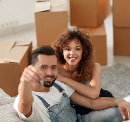 Obraz premium Young couple with a key to a new apartment.