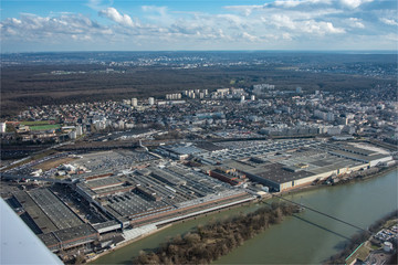 Obraz premium vue aérienne de l'usine d'automobiles Peugeot à Poissy à l'ouest de Paris