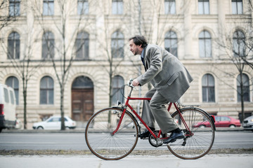 Obraz premium Man riding a bike in the city