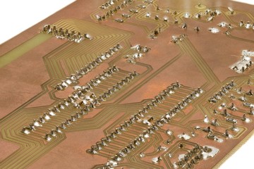 Nahaufnahme einer selbstgemachten Platine mit Mikrocontroller