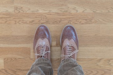 Business Schuhe auf einem Holzboden