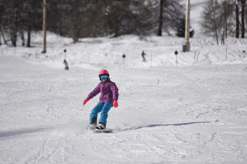 Fototapeta na wymiar snowboard sport divertimento pejo val di sole 