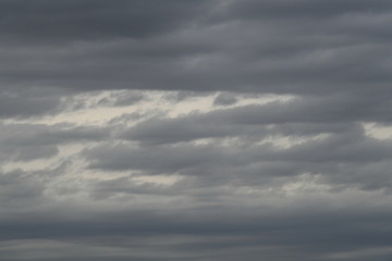 曇天の空「空想・雲のモンスターたち」悪天候の、曇天の、闇に引き込む、曇り空、気分のすぐれない、不快感などのイメージ