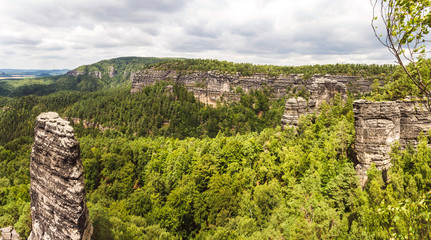 Czeska Szwajcaria - Krajobraz z punktu widokowego. Skały wystające ponad lasem.  © art08