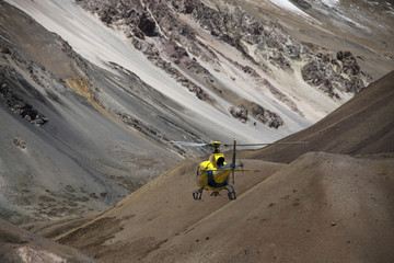 żółty helikopter ratunkowy w górach