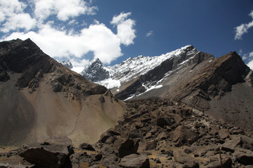 widok na ośnieżone górskie szczyty andów z najwyższym punktem Aconcagua w słoneczny dzień na...