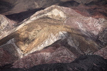 kolorowe skały w paśmie górskim andów niedaleko miejscowości purmamarca w argentynie