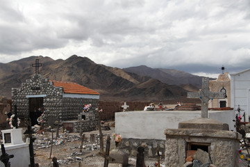 lokalny cmentarz w cachi w argentynie z górami i zachmurzonym niebiem w tle © KOLA  STUDIO