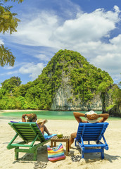 Obraz premium Couple on the beach at tropical resort Travel Koh Hong island