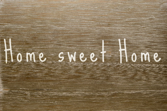 Holzbrett mit Text "Home sweet Home"