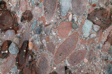 ciekawe formacje skalne z wtopionymi w skałę kamieniami u wybrzeża irlandii - obrazy, fototapety, plakaty