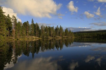 malerische Idylle an einem See, Fulufjället Nationalpark Schweden