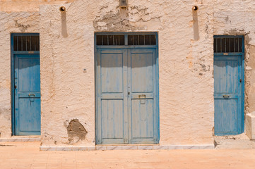 Verwitterte Haustüren in einem Dorf in Tunesien