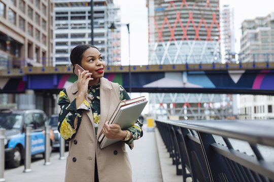 UK, London, portrait of fashionable businesswoman on the phone