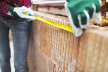 woman_working_loft_helmet_20_12_2017