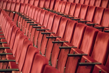 Rote Theater Stuhlreihen  bei dennen die sitze eingeklappt sind