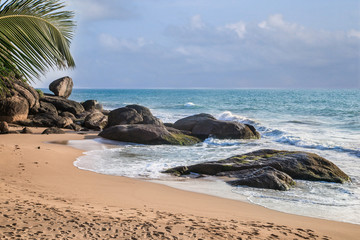  Sandstrand mit Felsen, Sri Lanka