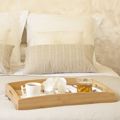 Plateau repas de petit déjeuner en bois de bambou sur un lit dans une chambre d'hôtel à la...