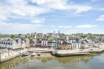 Fototapeta na wymiar vue d'Auray et du port de Saint Goustan, Morbihan, Bretagne, France
